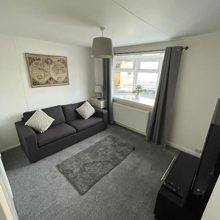 1-Bedroom Semi-Detached Chalet In Uddingston, Glasgow מראה חיצוני תמונה